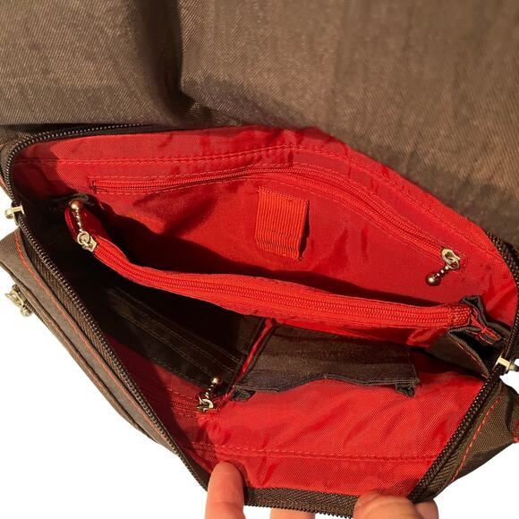 Baggallini Cross Over Crossbody Bag Medium Size - Picture 4 of 9